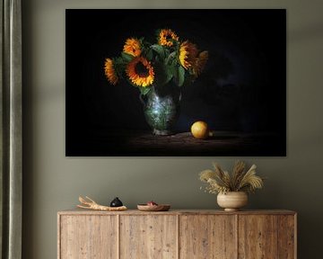 Stilleben mit Sonnenblumen und Zitrone. von Saskia Dingemans Awarded Photographer