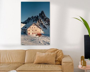 Drei zinnen hut en Paternkofel in het avondlicht in de winter van Hidde Hageman