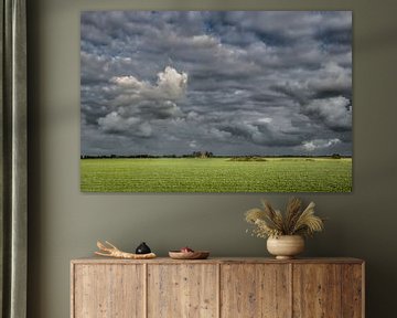 Friese landschap nabij Waaxens met een donkere wegtrekkende lucht