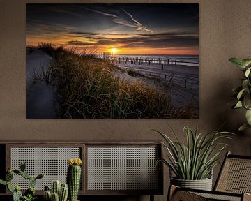 Coucher de soleil sur la plage de Petten. sur Peter van der Waard