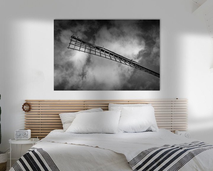Sfeerimpressie: Windmolen in zwart-wit, donkere wolken lucht van Margreet van Tricht