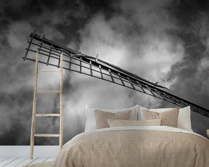 Sfeerimpressie behang: Windmolen in zwart-wit, donkere wolken lucht van Margreet van Tricht