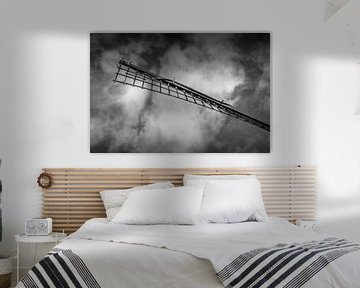 Windmühle in schwarz-weiß, dunkle Wolken am Himmel