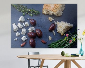 kalamata olijven en fetakaas uit Griekenland met brood en kruiden op een donkere achtergrond van lei van Maren Winter