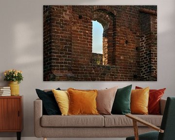 fenêtre vide avec une touffe d'herbe dans un mur de briques de la ruine d'un monastère à Bad Doberan sur Maren Winter