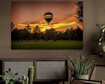 Ballonvaart met zonsondergang  van Marcel Braam