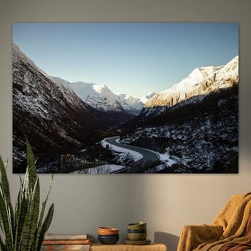 Rijden door de Noorse bergen in de vroege winter