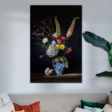Blumenstillleben mit Delfter blauer Vase von Saskia Dingemans Awarded Photographer