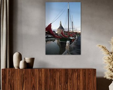 Schiff im Innenhafen von Hoorn von Esther Seijmonsbergen