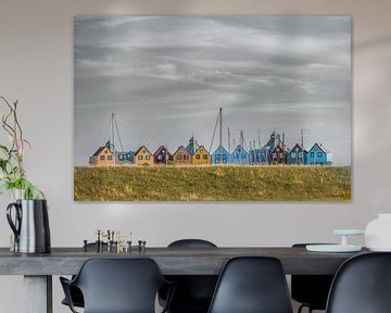 De gekleurde huisjes van het Friese plaatsje Stavoren net achter de dijk. van Harrie Muis