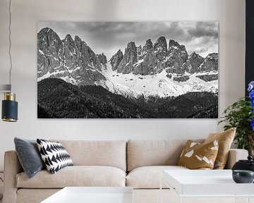 Massif de la montagne Odle en noir et blanc, Dolomites, Italie
