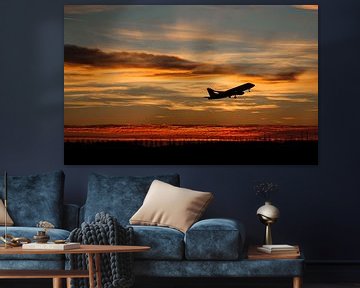 KLM Embraer vertrekt tijdens zonsondergang vanaf Schiphol van Robin Smeets
