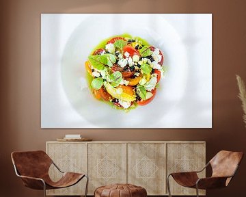Kleurrijke salade gepresenteerd op wit bord van John Stijnman