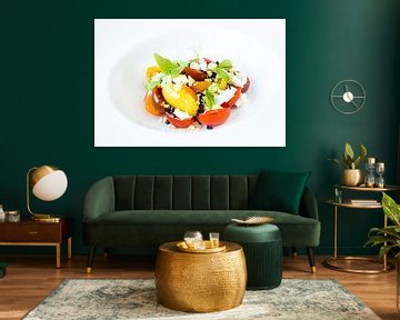 Kleurrijke salade diner op wit bord van John Stijnman