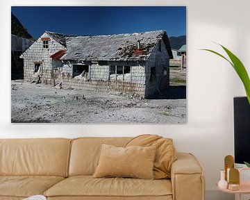 Huis in, de na een vulkaanuitbarsting verlaten spookstad, Chaitén, Chili van A. Hendriks