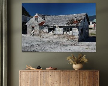 Haus in der Geisterstadt, die nach einem Vulkanausbruch verlassen wurde, Chaitén, Chile von A. Hendriks