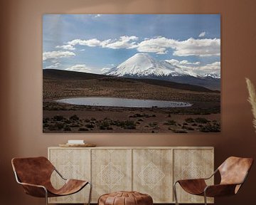 Blick auf den Vulkan im Altiplano in Bolivien. Im Vordergrund ein Bergsee. von A. Hendriks
