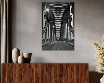 De statige IJsselbrug in monochrome van Jenco van Zalk