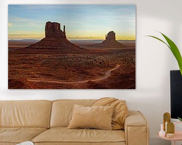 Monument Valley bij zonsondergang, Utah and Arizona, Amerika van Discover Dutch Nature