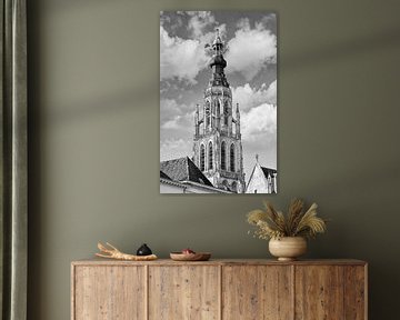 Geschmückter Kirchturm gegen bewölkten Himmel von Tony Vingerhoets