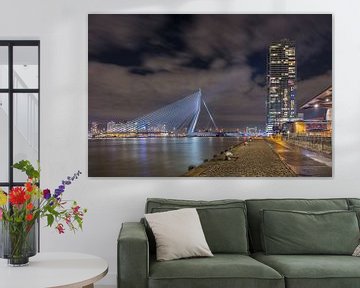 Die ikonische Erasmusbrücke und der Rotterdamer Turm bei Nacht von Tony Vingerhoets