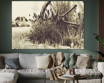 Landhuisstijl oud houten wiel omringd door lavendel van Patricia Piotrak