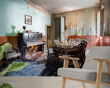 Klavier im verlassenen Wohnzimmer. von Roman Robroek – Fotos verlassener Gebäude