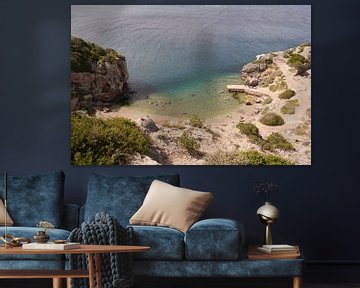 Mediterraan strand met  heiligdom  I Peloponnesos I Perachora, Griekenland I Reisfotografie van Floris Trapman