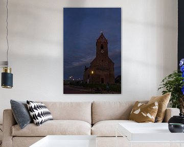 De kerk van Wierum, Friesland in het donker.