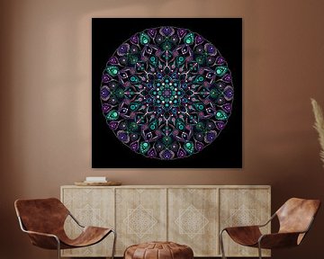 Großes rund gepunktetes Mandala in Blau-, Grün-, Violett- und Weißtönen auf schwarzem Hintergrund von Andie Daleboudt
