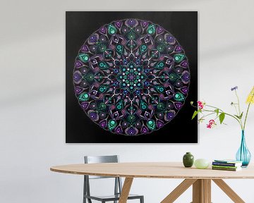Grote ronde mandala in verschillende kleuren groen,  violet en blauw op een zwarte ondergrond van Andie Daleboudt