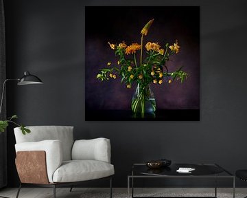 Nature morte de fleurs jaunes/oranges sur un vase en verre sur Jenco van Zalk