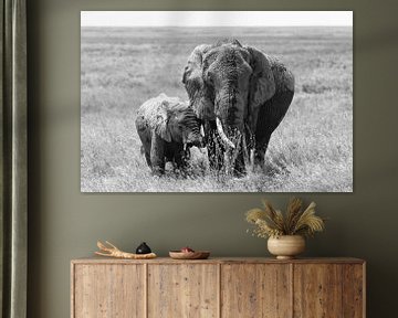 Op safari in Afrika: moeder olifant met jong op de Serengeti vlakte (zwart/wit) van Rini Kools