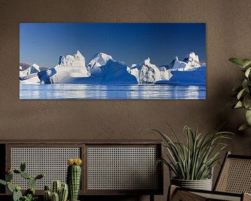 IJsbergen in Rode O, Scoresby Sund, Groenland van Henk Meijer Photography