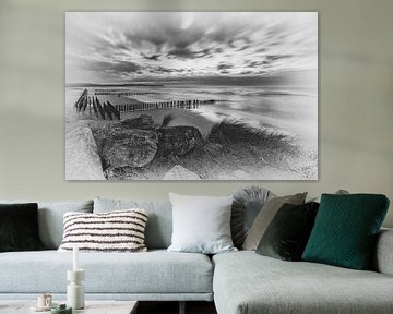 Schwarz-Weiß-Bild der französischen Küste von Caroline van der Vecht