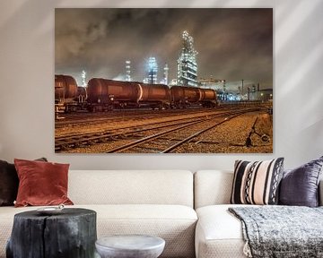 Olieraffinaderij met trein wagons 's nachts van Tony Vingerhoets