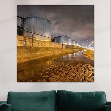 Große Silos spiegelt sich in einem Teich Wasser von Tony Vingerhoets