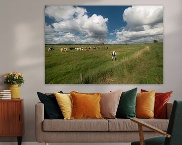 Vache curieuse dans le pré sur Moetwil en van Dijk - Fotografie