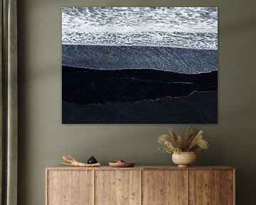 Golven op zwart strand van Daan Beuman