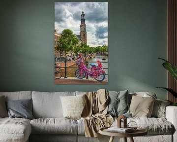 Schöne Aussicht auf die Westertoren an einem schönen Sommertag im Jahr 2020 Sommertag in Amsterdam,  von Ardi Mulder