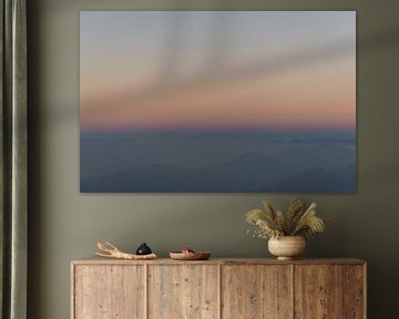 Abstracte zonsopkomst met pastel kleuren van Ellis Peeters