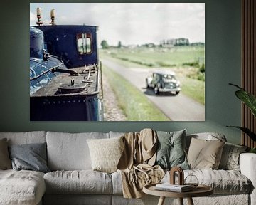 Blauwe stoomtrein met vintage auto I Landschap Noord-Holland I Retro look - industrieel I Analoog I  van Floris Trapman