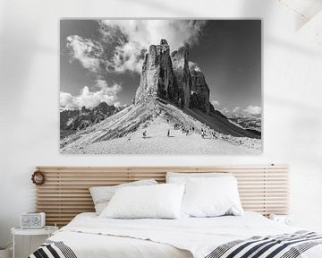 Die Drei Zinnen in den Dolomiten in Italien in schwarz-weiß - 2