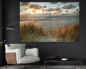 Dunes au coucher du soleil sur l'île de Texel, sur Yvonne Kruders