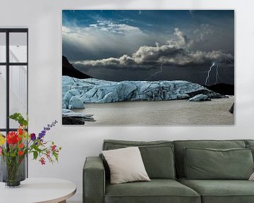 Gletsjer op IJsland met op de achtergrond onweer. van Gert Hilbink
