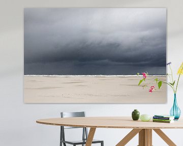 Une plage blanche avec des nuages sombres sur le teschelling sur Karijn | Fine art Natuur en Reis Fotografie