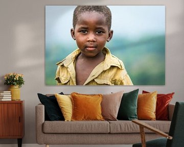 Nieuwsgierig jongetje in Oeganda  / Portretfotografie / Afrika van Jikke Patist