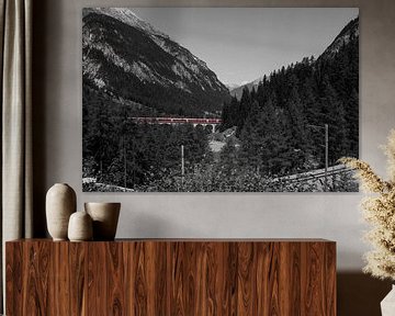 Train rouge sur un pont dans les montagnes, Suisse sur Sasja van der Grinten