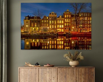 Historische huizen aan de gracht in Amsterdam Nederland van Eye on You