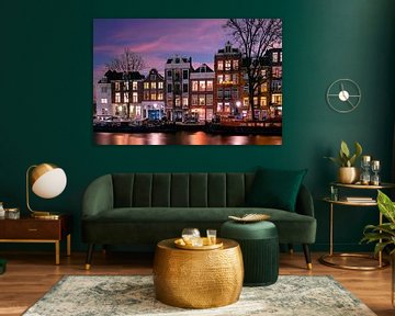 Amsterdamse huizen langs de Amstel in Nederland bij avond van Eye on You